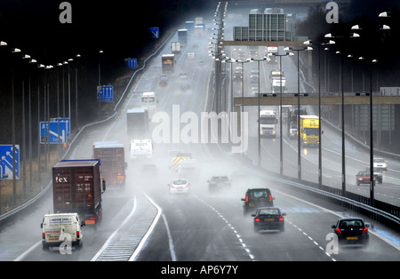 Véhicules DANS HEAVY RAIN SPRAY SUR L'autoroute M6 près de Wolverhampton, West Midlands RE CONDITIONS DE CONDUITE DANGEREUSES ETC,ANGLETERRE.UK Banque D'Images