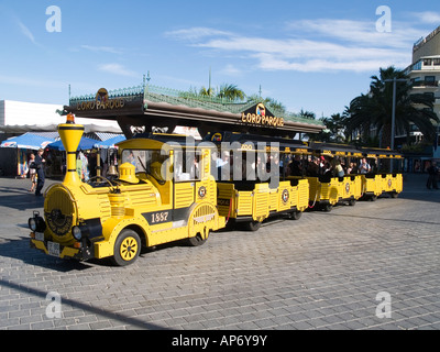 Road train jaune pour recevoir les clients pour le Loro Parque zoo à l'attraction du centre-ville Banque D'Images