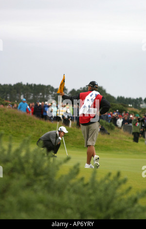 Golfeur professionnel Canadien Mike Weir s'aligne un putt à Carnoustie le British Open Golf Championship 2007 16e trou Banque D'Images