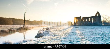 Lever du soleil sur les ruines de la Newark Priory près du village de Pyrford Surrey England UK Banque D'Images