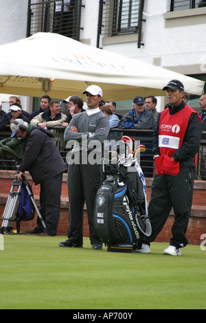 Golfeur professionnel Canadien Mike Weir en attente au 1er tee Carnoustie British Open Golf Championship 2007 Banque D'Images