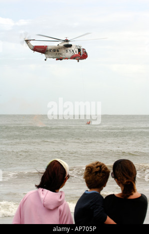 La mer de l'air hélicoptère de sauvetage de la RNLI de sauvetage en mer de treuil la bravoure des garde-côtes d'resuers savers Banque D'Images