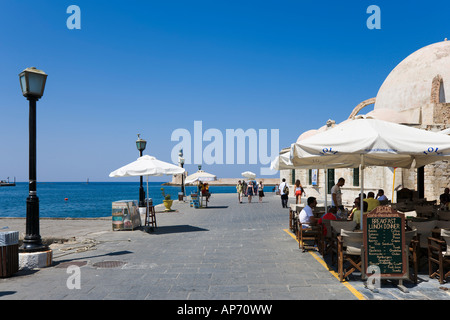 Cafe Bar par port vénitien, dans la vieille ville de Chania, côte nord-ouest, Crète, Grèce Banque D'Images