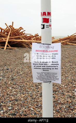 Avis du conseil de Worthing Borough informant de la fermeture de la plage en raison de l'épave du navire de fret, le « Prince de glace » étant lavé sur la plage. Banque D'Images