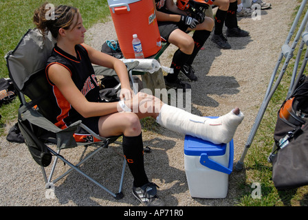 Softball féminin les entorses de cheville blessures sportives en raison de jouer au baseball Banque D'Images