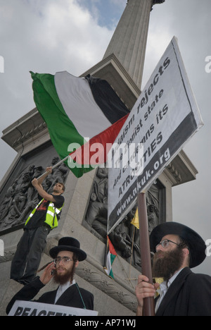 Neturei Karta Rabbis, drapeau palestinien et affiche de la colonne Nelson à Trafalgar Square à fin d'Al Qods Day mars à Londres. Banque D'Images