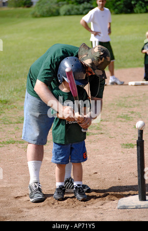 5 à 7 ans Les enfants obtiennent leur première expérience de jouer au baseball à partir d'un T Banque D'Images