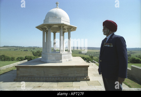 Un vieux soldat sikh se souvient de camarades tombés au Chattri memorial en dehors de Brighton en Angleterre Banque D'Images