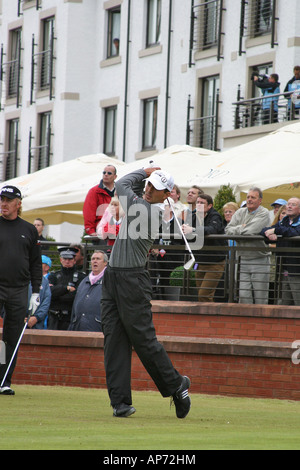 Mike Weir, golfeur professionnel canadien. Carnoustie, 2007 British Open Golf Championship, frappant un 1er trou Banque D'Images