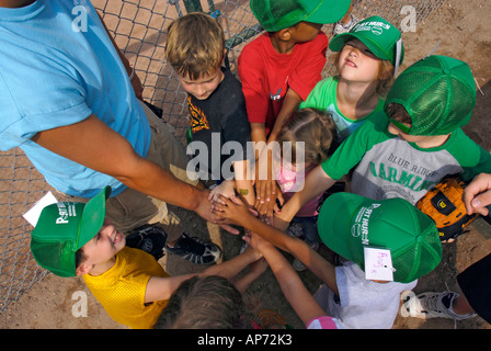 5 à 7 ans Les enfants obtiennent leur première expérience de jouer au baseball à partir d'un T Banque D'Images