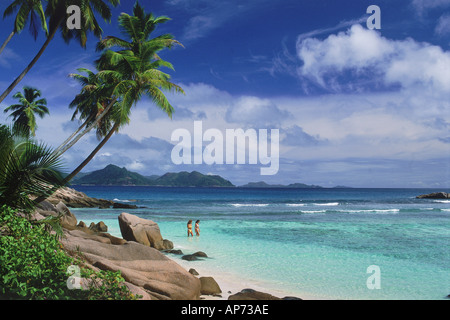 Deux femmes dans les eaux à agua Anse sévère sur l'île de La Digue aux Seychelles Banque D'Images