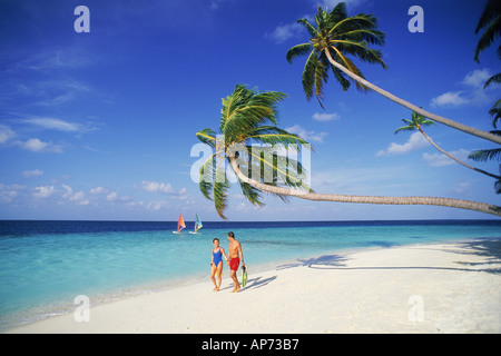 Couple walking on tropical island aux Maldives avec les marins du vent qui passe Banque D'Images