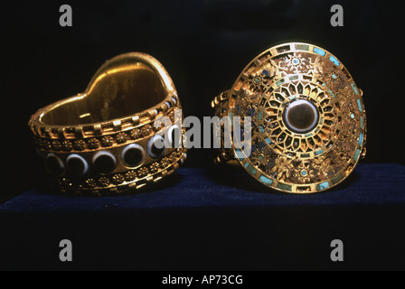 Bracelet en or pour les trésors trouvés en assyrien palace dans la ville irakienne de Nimrud Photographie prise dans le Musée de Bagdad Banque D'Images