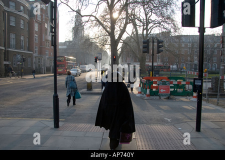 Femme musulmane en burqa shopping Banque D'Images