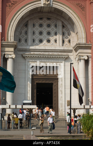 Entrée principale du musée des antiquités égyptiennes au Caire, Egypte Banque D'Images