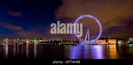 London Eye Blue Illunination par nuit à partir de la rive nord Banque D'Images