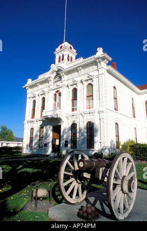 La lumière du matin sur Cannon en face de la Californie Mono County Courthouse Bridgeport Banque D'Images