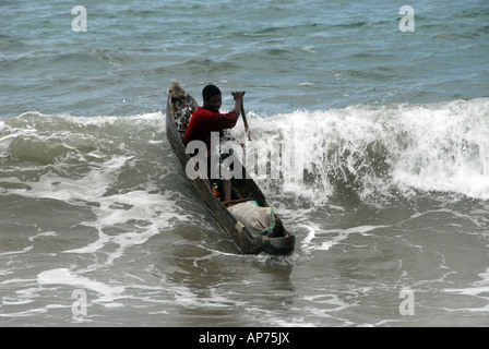 Pêcheur de la tentative de lancement de pirogue dans l'Océan Indien, vagues, Vatomandry est de Madagascar Banque D'Images