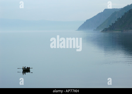 Aviron pêcheurs leur bateau dans le lac Baïkal en Sibérie, Russie Banque D'Images