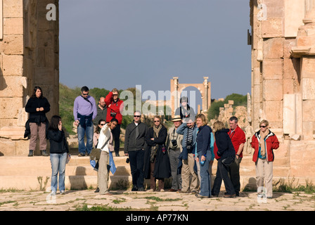 Voyages en groupe avec guide, à des ruines romaines de Leptis Magna, Libye. Banque D'Images