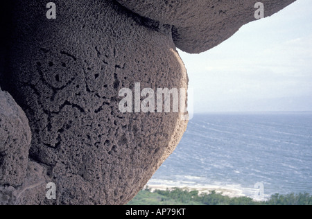 Pétroglyphes Indiens Taino dans une grotte peu profonde sur les falaises surplombant le lac Enriquillo dans la partie ouest de la République Dominicaine Banque D'Images