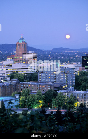 Harvest Moon Rising sur les bâtiments et gratte-ciel du centre-ville de Portland Oregon USA Banque D'Images