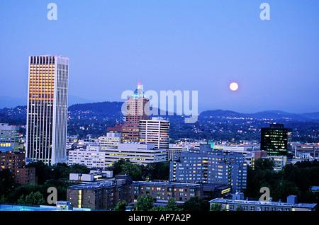 Harvest Moon Rising sur les bâtiments et gratte-ciel du centre-ville de Portland Oregon USA Banque D'Images