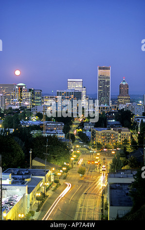 Harvest Moon Rising sur les bâtiments et gratte-ciel du centre-ville de Portland Oregon USA Banque D'Images