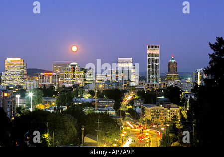 Harvest Moon Rising sur les bâtiments et gratte-ciel du centre-ville de Portland Oregon USA Banque D'Images