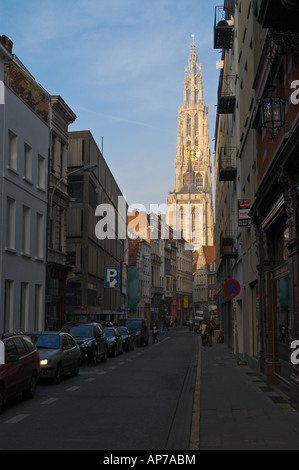 Cathédrale Notre-Dame à Anvers vu de l'une des rues latérales Banque D'Images