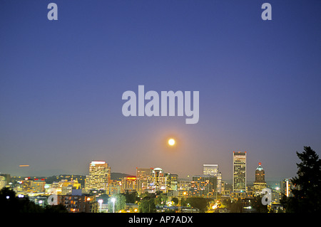 Harvest Moon Rising sur les bâtiments et gratte-ciel du centre-ville de Portland Oregon USA Banque D'Images