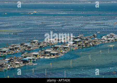 Village flottant péniches avec des exploitations piscicoles de Lingshui Chine Banque D'Images