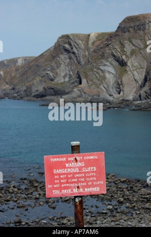 Des falaises dangereuses d'avertissement à Hartland Quay dans le Nord du Devon Banque D'Images