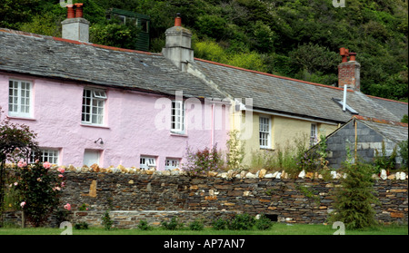 Une rangée de maisons sur le village de Cornouailles de Boscastle sur la côte nord des Cornouailles Banque D'Images