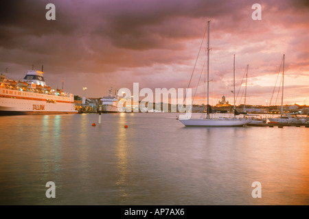 Le Yacht Club à droite et à gauche sur les traversiers de passagers port sud sous un ciel au coucher du soleil à Helsinki Banque D'Images