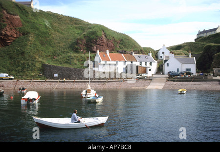 Petit Pennan ancien village de pêcheurs sur la côte nord de l'Aberdeenshire en Écosse Banque D'Images