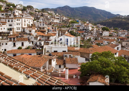 Une vue panoramique sur les toits de la ville de Taxco Mexique le côté de colline pittoresque ville est entourée de montagnes Banque D'Images