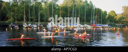 Kayaks sur canal appelé ville passant de Långholmen rangées de voiliers ancrés près de coucher du soleil à Stockholm en Suède Banque D'Images