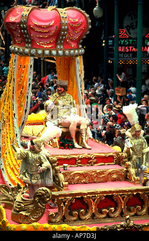 Élaborer le char de Rex, roi de Mardi Gras avec des foules onlooking New Orleans Louisiane Banque D'Images