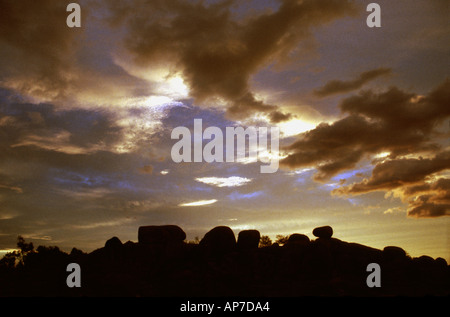 Devils Marbles au coucher du soleil, Territoire du Nord, Australie Banque D'Images