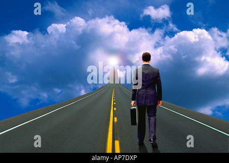 Businessman walking sur la route avec porte-documents, digital composite Banque D'Images