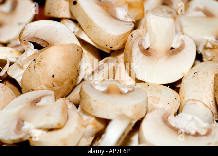 Coupe fermée en tranches de champignons de Paris Banque D'Images