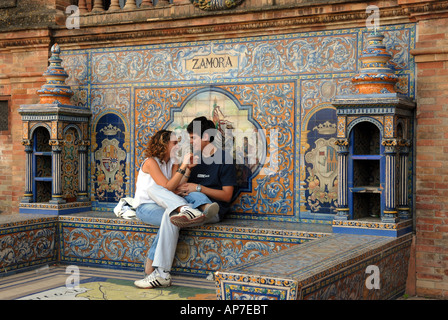 Les jeunes amoureux à la Plaza de España à Séville en Espagne Banque D'Images