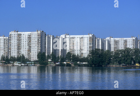 Des blocs d'appartements modernes sur les rives de la Neva à Saint-Pétersbourg, Russie Banque D'Images