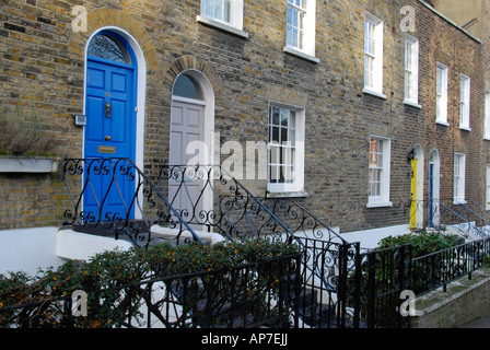 Maisons mitoyennes dans le ballon à pied, Hampstead, Londres, Angleterre Banque D'Images