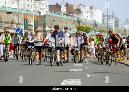 Londres à Brighton charity race cycle finissent à Brighton Seafront Banque D'Images