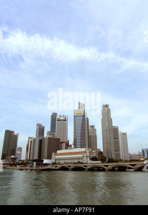 Singapore city skyline vue depuis l'autre côté de la rivière Banque D'Images