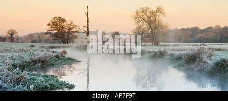 Lever du soleil sur la rivière Wey dans la prairie près de Newark Priory Pyrford Surrey England UK Banque D'Images