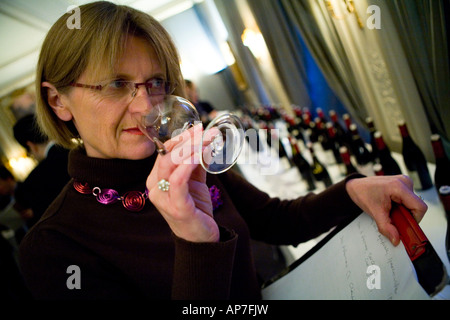 Des échantillons de vin Jancis Robinson et sélectionne les marques de vin à une dégustation à Londres Banque D'Images