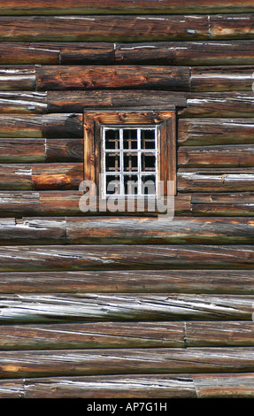 Log mur d'une maison traditionnelle en bois avec une petite fenêtre à Vitoslavlitsy Open Air Museum près de Novgorod, Russie Banque D'Images